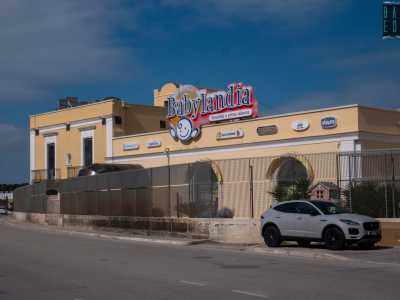 Ci spostiamo ora in via Napoli, dove al civico 343 un�insegna a caratteri cubitali blu recita il nome �Babylandia�
